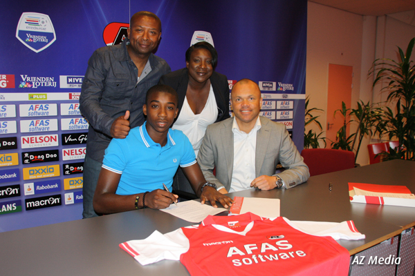 AZ heeft vandaag het contract met Jayden Addai opengebroken en verlengd. De aanvaller die een stormachtige ontwikkeling doormaakt ligt ook de komende drie jaar vast in Alkmaar.