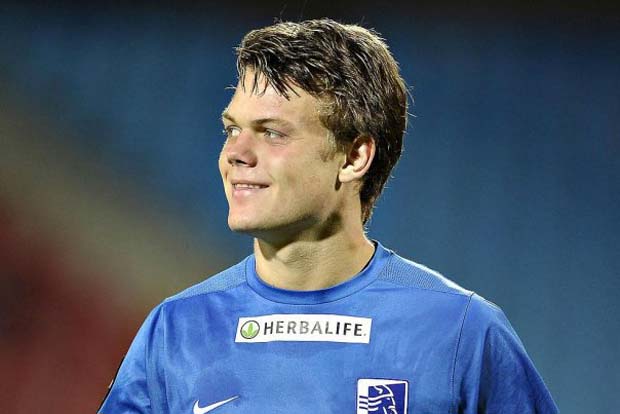 Emil Larsen staat naar verluidt in de belangstelling van AZ en NEC. De twintigjarige linkermiddenvelder degradeerde dit seizoen met Lyngby BK naar de Deense tweede klasse en lijkt te vertrekken uit zijn geboorteland.
