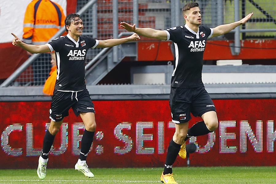 AZ heeft zondag uitstekende zaken gedaan door met 0-2 te winnen van FC Twente. De Alkmaarders profiteren zodoende van het puntenverlies van nummer drie Feyenoord en blijven met nog twee duels te gaan in de race om een Europees ticket. Voor AZ waren Wesley Hoedt en Aron Jóhannsson trefzeker.