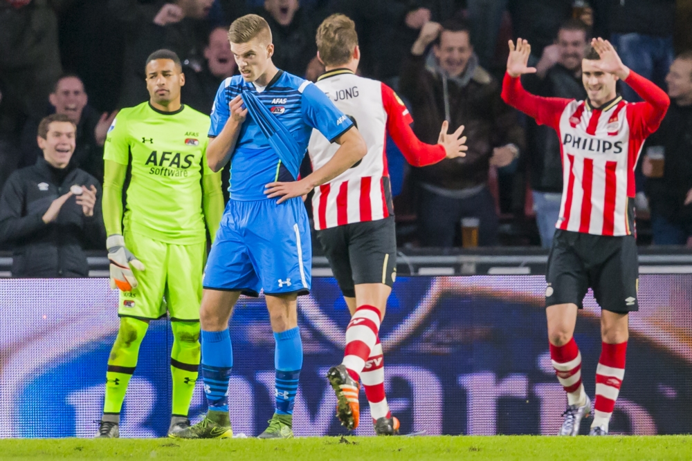 Een bezoek aan Eindhoven is voor AZ uitgelopen in een deceptie. De landskampioen was met 3-0 te sterk voor de Alkmaarders, in een wedstrijd die eigenlijk maar vijftien minuten duurde.