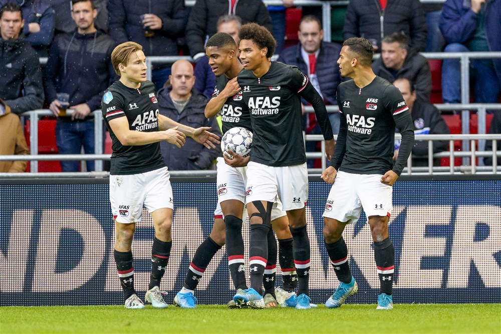 AZ heeft vanmiddag een gigantische dreun uitgedeeld aan PSV. In Eindhoven wonnen de Alkmaarders met maar liefst 0-4 door treffers van Boadu (tweemaal), Svensson en Dani de Wit. Door de riante overwinning passeert de ploeg van Slot PSV en Vitesse op de ranglijst en klimt het naar plek twee. De achterstand op koploper Ajax bedraagt drie punten, al komen de Amsterdammers later vandaag nog in actie tegen Feyenoord. 