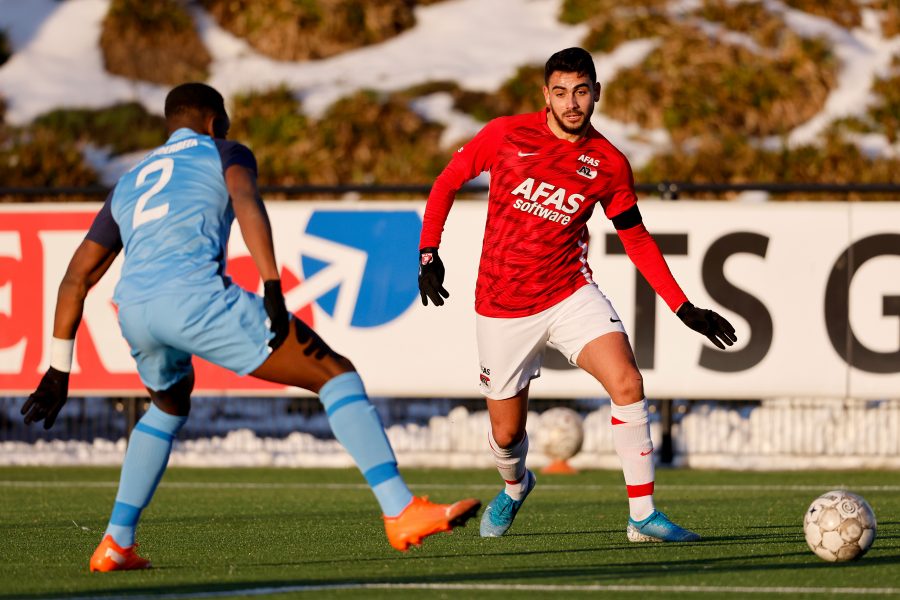 Håkon Evjen en Mohamed Taabouni hebben Jong AZ vanavond langs hun leeftijdsgenoten van Jong FC Utrecht geloodst. Beide talenten waren verantwoordelijk voor een treffer en een (voor)assist bij de 3-2 overwinning van hun ploeg. De eveneens sterk spelende Kenzo Goudmijn was verantwoordelijk voor de winnende treffer.