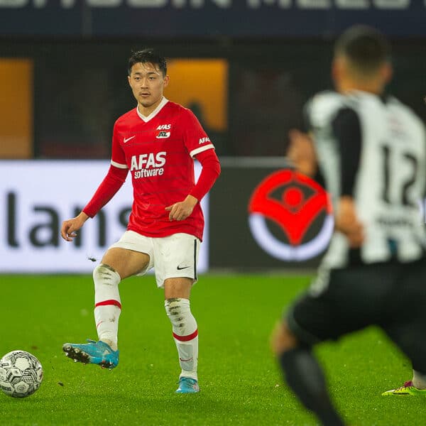 Wouter Goes heeft een nieuw contract ondertekend bij AZ. De talentvolle verdediger blijft nu tot medio 2026 verbonden aan de Alkmaarders. Goes maakt al sinds Onder 13 deel uit van de jeugdopleiding en debuteerde in februari voor Jong AZ.