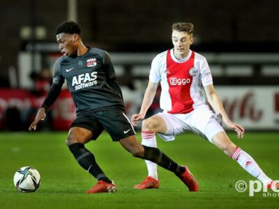 Jong AZ heeft vanavond met 2-1 verloren op bezoek bij Jong Ajax. De Alkmaarders kwamen vroeg in de wedstrijd op achterstand door een goal van Daramy. De aanvaller liet Verhulst kansloos nadat een inzet van Hlynsson via de lat terug het veld in stuitte.