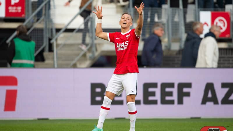 AZ heeft vanavond in de slotfase weten te winnen van SC Heerenveen. Amin Sarr bracht de bezoekers vroeg aan de leiding, waarna Jesper Karlsson vlak voor rust de schade herstelde. De winnende treffer werd drie minuten voor tijd gemaakt door Tijjani Reijnders. Door de zege houdt de ploeg van Jansen FC Twente in het vizier. 