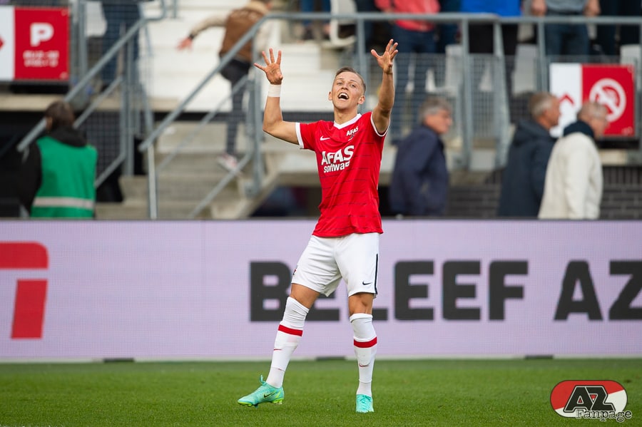 AZ heeft vanavond in de slotfase weten te winnen van SC Heerenveen. Amin Sarr bracht de bezoekers vroeg aan de leiding, waarna Jesper Karlsson vlak voor rust de schade herstelde. De winnende treffer werd drie minuten voor tijd gemaakt door Tijjani Reijnders. Door de zege houdt de ploeg van Jansen FC Twente in het vizier. 