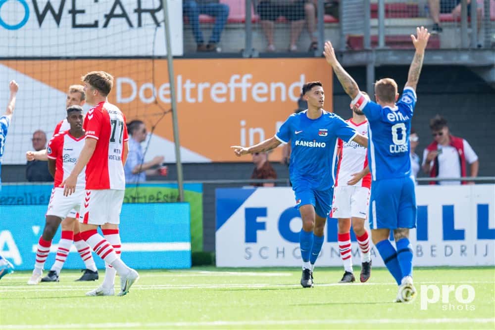 AZ won vrij makkelijk van FC Emmen. Tijjani Reijnders scoorde hier tegen het elftal uit Drenthe