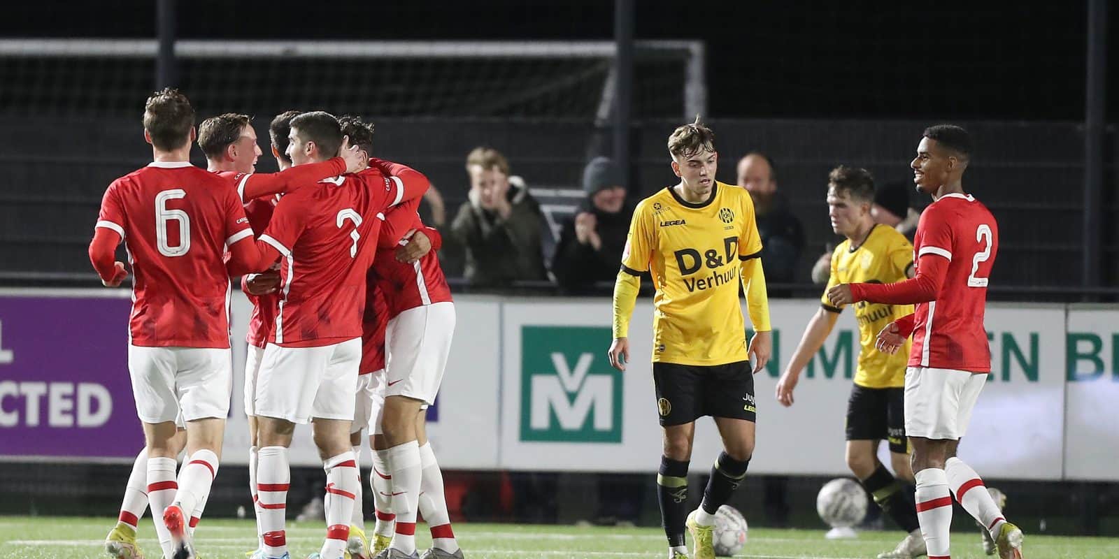 Jong AZ heeft vanavond in eigen huis met 2-0 gewonnen van Roda JC. De Alkmaarders klaarden de klus in de eerste door treffers van Buurmeester en Barasi. De ploeg van Martens stijgt daardoor naar een knappe vijfde plaats op de ranglijst.