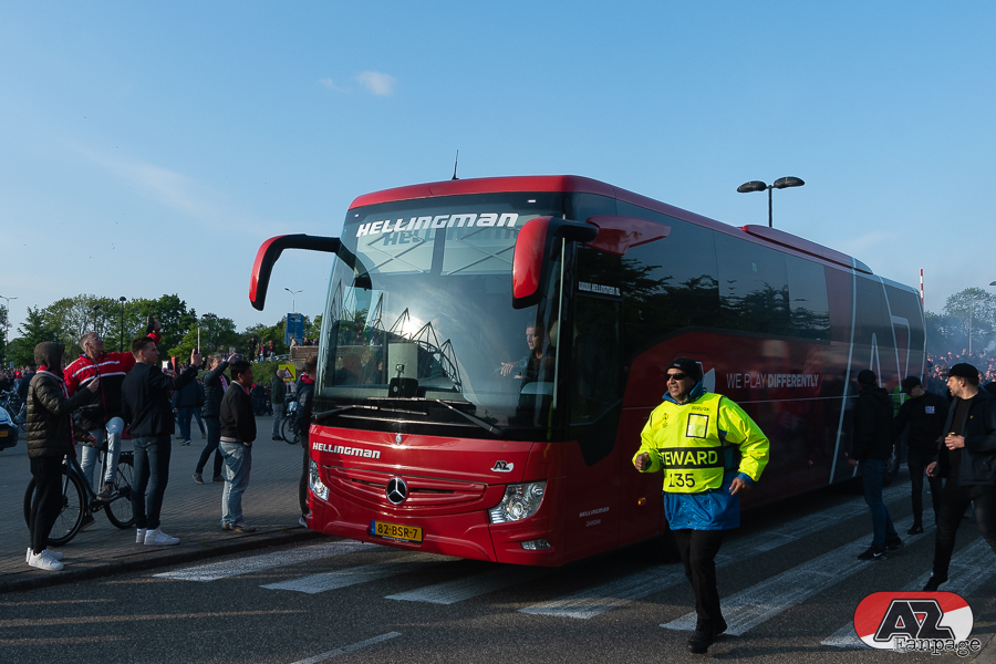 Hierbij een aantal foto's van het opwachten van de spelersbus voor de wedstrijd AZ - West Ham United.