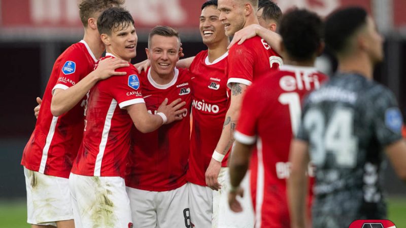 Foto's AZ - FC Emmen (5-1). AZ juicht na een goal tegen FC Emmen. Karlsson en De Wit maakten hun rentree in die wedstrijd.