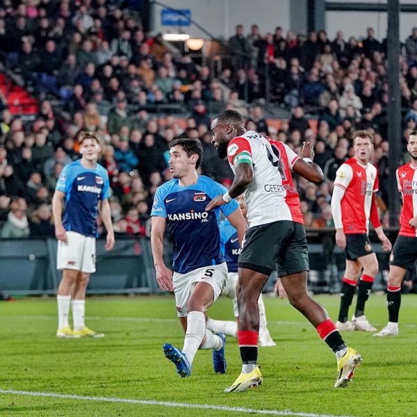 AZ is na een kansloze 2-0 nederlaag tegen Feyenoord uitgeschakeld in de beker. In tegenstelling tot afgelopen zondag kregen de Alkmaarders deze wedstrijd geen poot aan de grond en gingen onderuit door doelpunten van Geertruida en Nieuwkoop. 