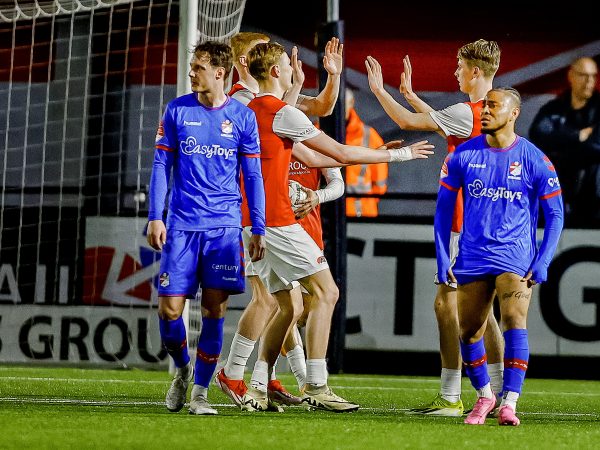 Jong AZ en Emmen speelden vanavond tegen elkaar op de Kalverhoek. De talenten uit Alkmaar waren de bovenliggende partij tegen de club met Easytoys op de borst. Dankzij goed spel wist AZ een achterstand om te draaien en won het met 3-2.