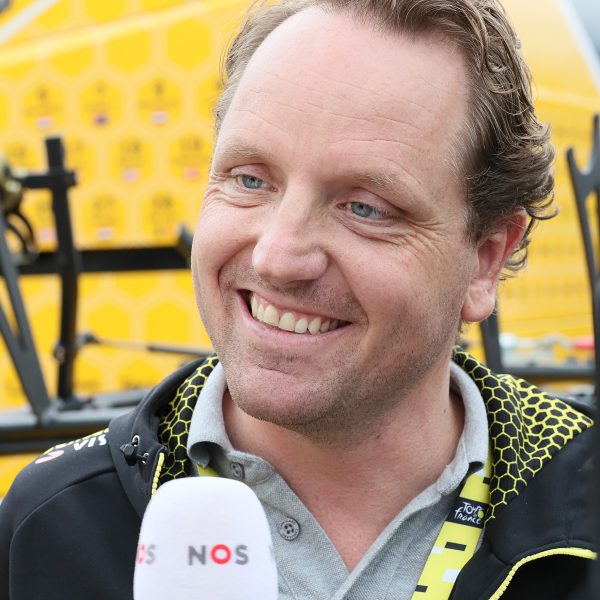 Merijn Zeeman treedt per 1 december in dienst als Algemeen Directeur bij AZ, dat meldt de club zojuist op haar digitale kanalen. De man die van Jumbo-Visma (nu Visma | Lease a Bike) de beste wielerploeg ter wereld maakte volgt Robert Eenhoorn op.