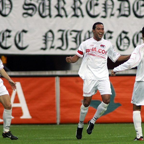 Vanavond speelt AZ voor 74ste keer tegen NEC Nijmegen. Van deze gespeelde wedstrijden won AZ 31 keer, 25 keer werd er gelijkgespeeld en 17 keer stapten de Nijmegenaren als winnaar van het veld. In de rubriek ‘A Trip Down Memory Lane’ worden bijzondere wedstrijden uitgelicht. Deze keer staat NEC-AZ uit het seizoen 2004/2005 centraal, een wedstrijd waarin AZ zijn eerste overwinning van het seizoen boekte en die de opmaat bleek voor een memorabel seizoen.