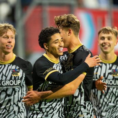 Jong AZ heeft vrijdagavond met 1-4 gewonnen van FC Emmen. Op De Oude Meerdijk opende AZ-aanvaller Sem van Duijn de score. In de tweede helft verdubbelde Ro-Zangelo Daal met twee treffers de marge en hielp een knullig eigen doelpunt van Emmen ook mee aan de ruime zege. Door de overwinning stijgt Jong AZ naar de twaalfde plek in de Keuken Kampioen Divisie, met 45 punten. De volgende wedstrijd is op maandag 28 april, thuis tegen FC Den Bosch.