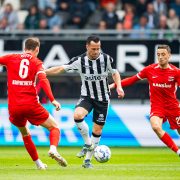 AZ heeft vanmiddag slechte zaken gedaan door met 1-0 te verliezen bij Heracles. In eerste helft kregen de Alkmaarders nog wel een paar goede kansen, maar na de thee was het ondermaats. Een treffer van Hornkamp besliste de wedstrijd.