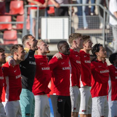 AZ-spelers vieren de winst op FC Groningen