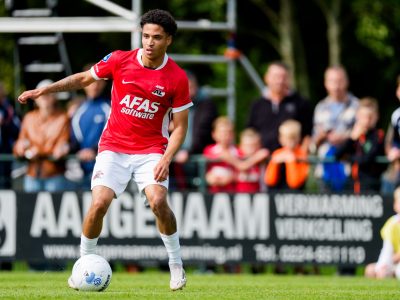 AZ heeft de oefenwedstrijd tegen Aris Saloniki gewonnen. In Epe kwamen de Alkmaarders in de eerste helft op achterstand, maar kantelde de ploeg van Martens de wedstrijd de tweede helft door goals van Daal, Koopmeiners en Lahdo. De aansluitingstreffer van de Grieken bracht de gastheren niet meer aan het wankelen. 