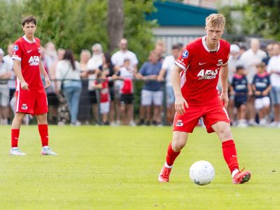 Denso Kasius en Elijah Dijkstra hebben AZ vandaag de overwinning geschonken in de oefenwedstrijd tegen Lokomotiva Zagreb. De Alkmaarders wonnen het duel uiteindelijk met 2-1, nadat Vukovic de Kroaten halverwege de eerste helft op voorsprong bracht.